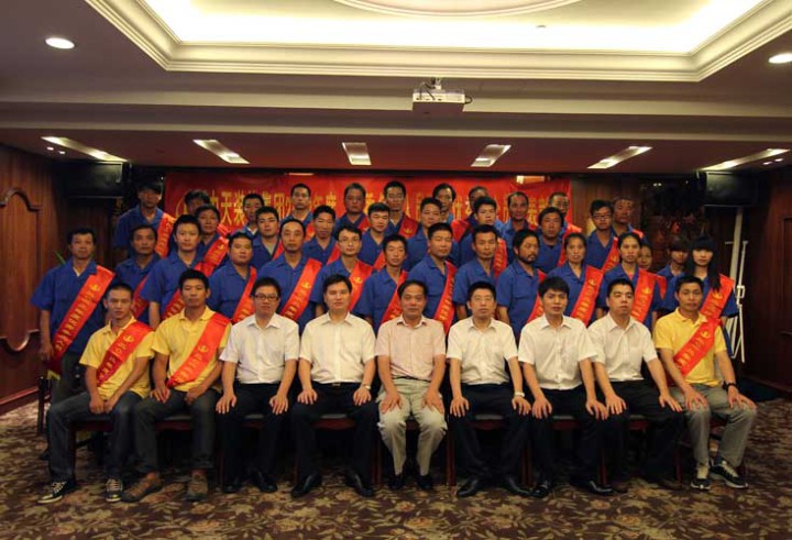 裝飾集團隆重表彰2012年度“優(yōu)秀務工人員”和“優(yōu)秀安全員”