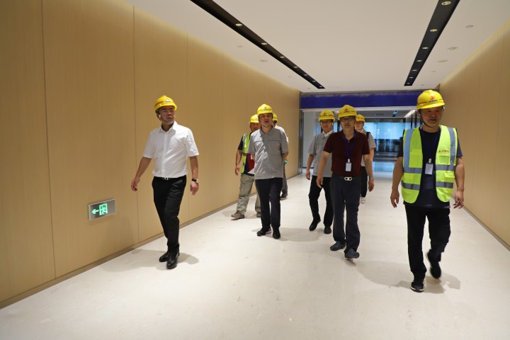 控股集團副總裁吳華一行到中天精誠裝飾開展高溫慰問和安全檢查