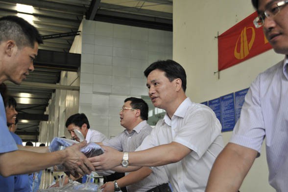 中天幕墻深入開(kāi)展“抗高溫、送清涼”慰問(wèn)活動(dòng)