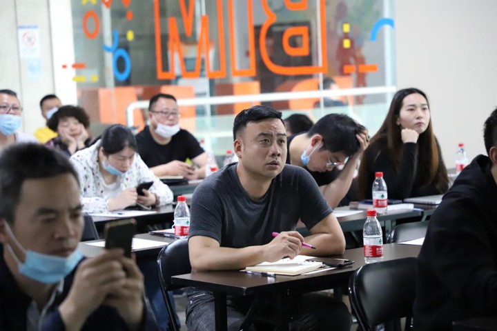 中天精誠裝飾組織開展勞務管理培訓