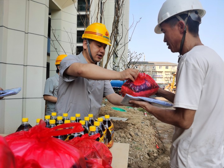 送清涼 保生產(chǎn)|中天精誠裝飾開展高溫慰問和項(xiàng)目檢查系列活動(dòng)