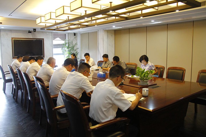 控股集團副總裁樓國棟一行到裝飾集團開展高溫慰問和轉型升級、重點工作檢查