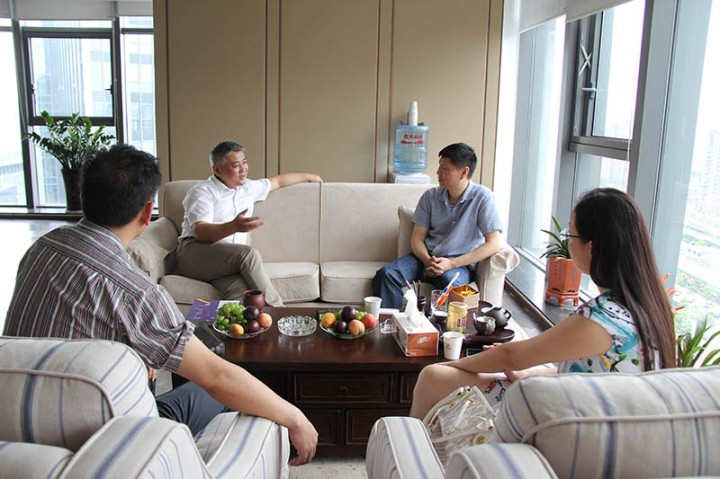 南星街道黨工委書記魯軍走訪慰問裝飾集團