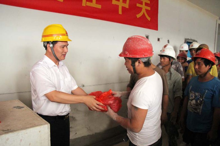 裝飾集團(tuán)深入開(kāi)展夏季“抗高溫、送清涼”活動(dòng)