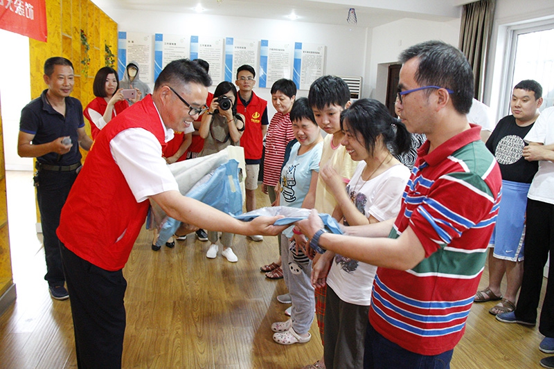 裝飾集團開展《2015中天公益慈善綠皮書》發布活動