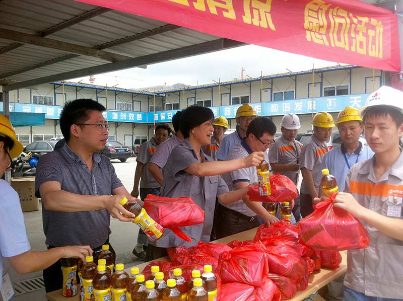 控股集團副總裁趙丹薇到裝飾集團慰問一線員工