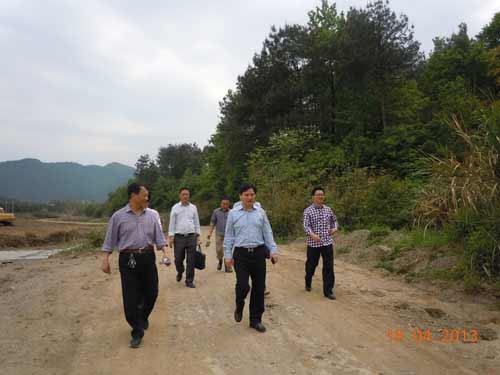 樓錦其董事長前往苗圃基地檢查工作