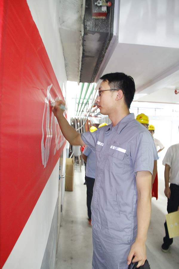 控股集團(tuán)董事長助理徐慧泉一行到裝飾集團(tuán)慰問、檢查