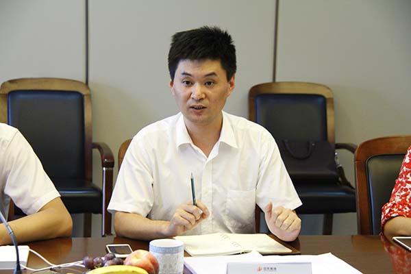 控股集團(tuán)董事長助理徐慧泉一行到裝飾集團(tuán)慰問、檢查