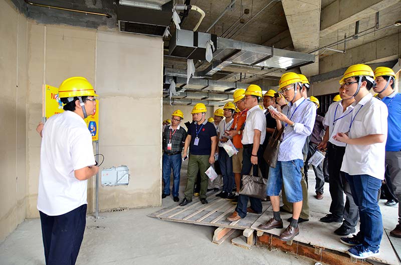 裝飾集團召開工程管理現場會暨半年度工作總結會議