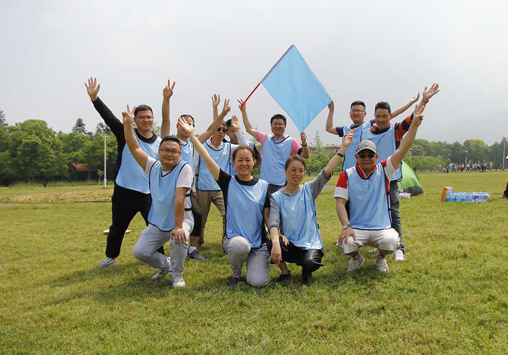 裝飾集團組織員工戶外拓展一日游活動