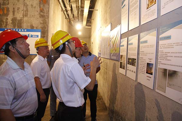 控股集團(tuán)董事長助理徐慧泉一行到裝飾集團(tuán)慰問、檢查