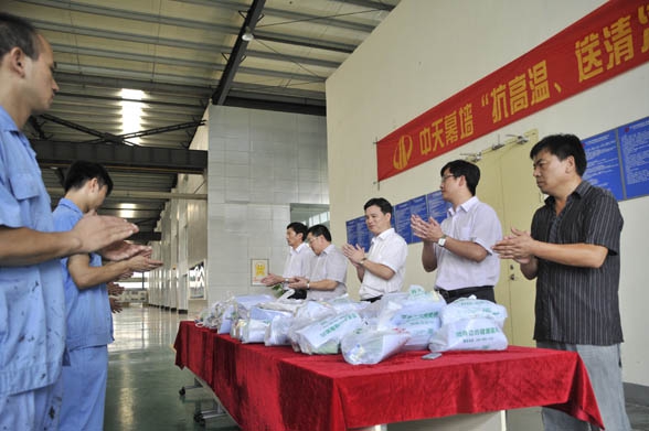 中天幕墻深入開展“抗高溫、送清涼”慰問活動