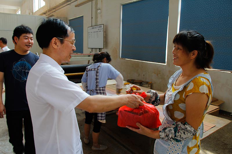 集團(tuán)監(jiān)事會(huì)主席方躍峰到裝飾集團(tuán)開(kāi)展高溫慰問(wèn)及工作檢查