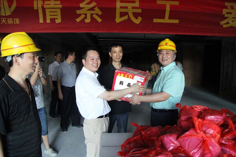 裝飾集團深入開展夏季“抗高溫、送清涼”活動