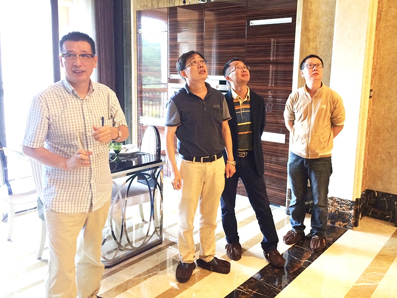 浙江省優秀建筑裝飾工程評審專家對雅居樂?鉑雅苑項目進行考察