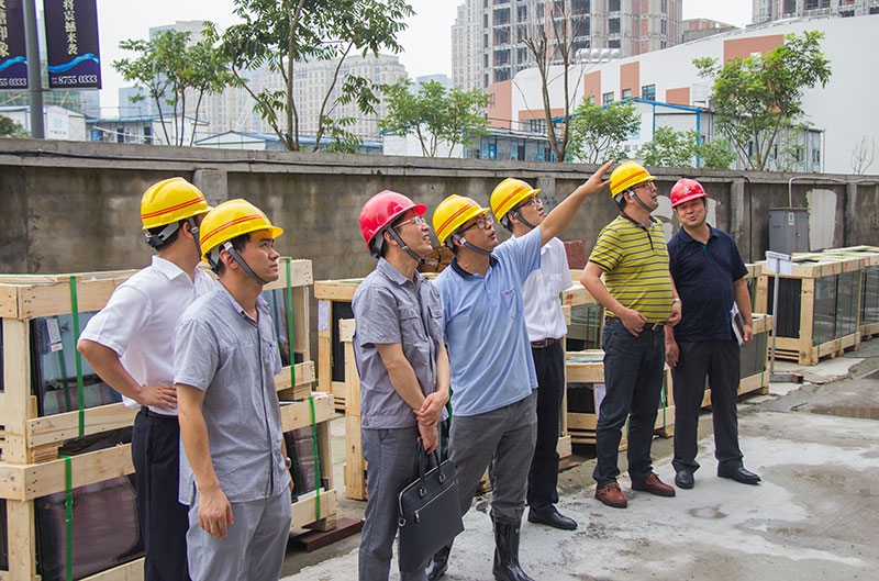 控股集團(tuán)監(jiān)事會(huì)主席方躍峰一行到裝飾集團(tuán)進(jìn)行高溫慰問