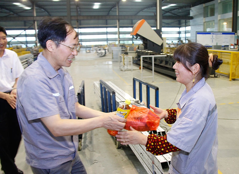 控股集團(tuán)監(jiān)事會(huì)主席方躍峰一行到裝飾集團(tuán)進(jìn)行高溫慰問