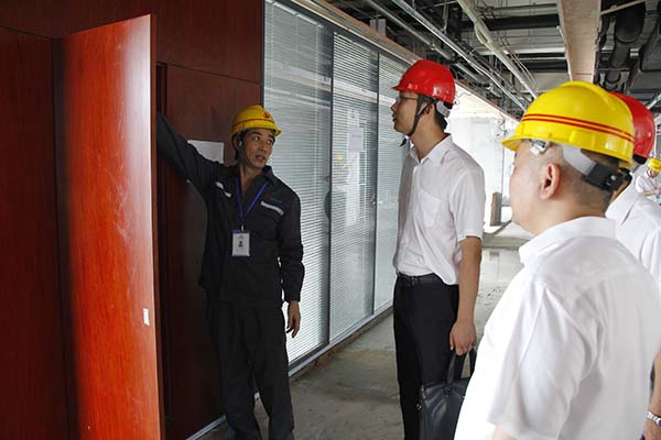 控股集團(tuán)董事長助理徐慧泉一行到裝飾集團(tuán)慰問、檢查