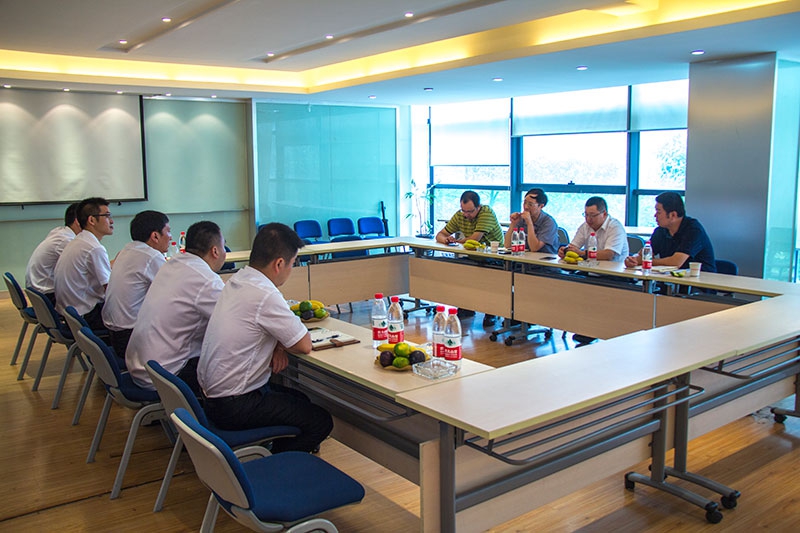 控股集團(tuán)監(jiān)事會(huì)主席方躍峰一行到裝飾集團(tuán)進(jìn)行高溫慰問