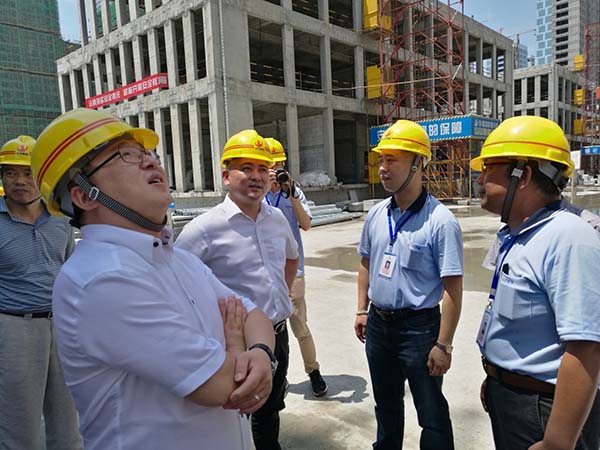 控股集團(tuán)董事長助理徐慧泉一行到裝飾集團(tuán)慰問、檢查