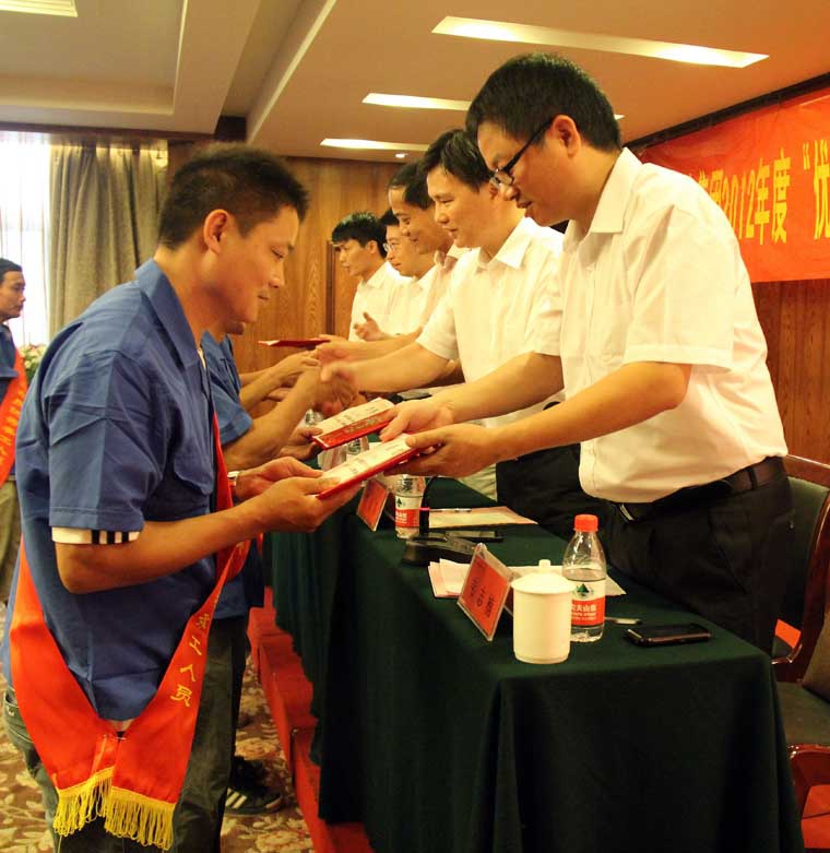 裝飾集團(tuán)隆重表彰2012年度“優(yōu)秀務(wù)工人員”和“優(yōu)秀安全員”