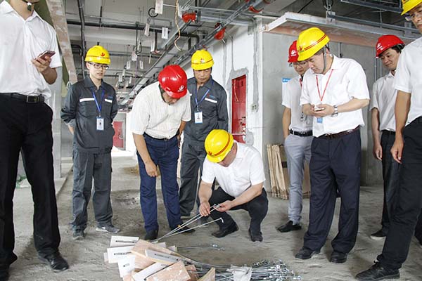 控股集團(tuán)董事長助理徐慧泉一行到裝飾集團(tuán)慰問、檢查