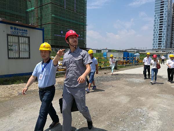 控股集團(tuán)董事長助理徐慧泉一行到裝飾集團(tuán)慰問、檢查