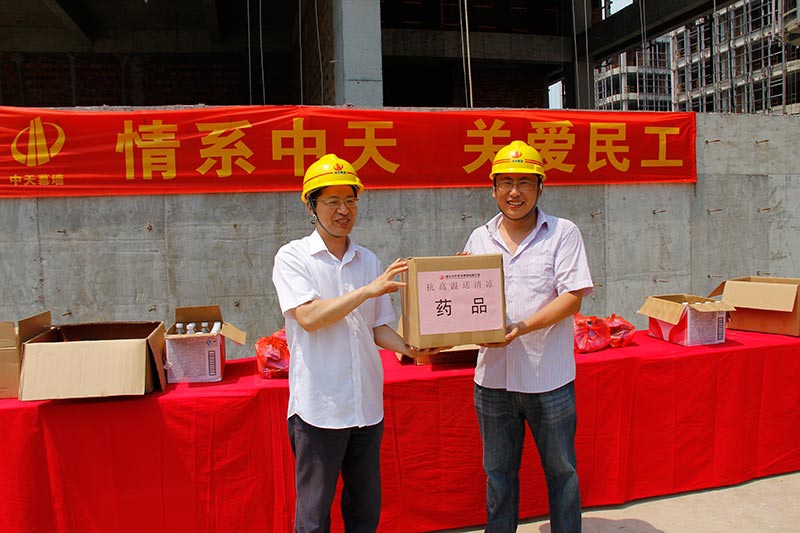 集團(tuán)監(jiān)事會(huì)主席方躍峰到裝飾集團(tuán)開(kāi)展高溫慰問(wèn)及工作檢查