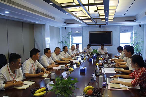 控股集團(tuán)董事長助理徐慧泉一行到裝飾集團(tuán)慰問、檢查