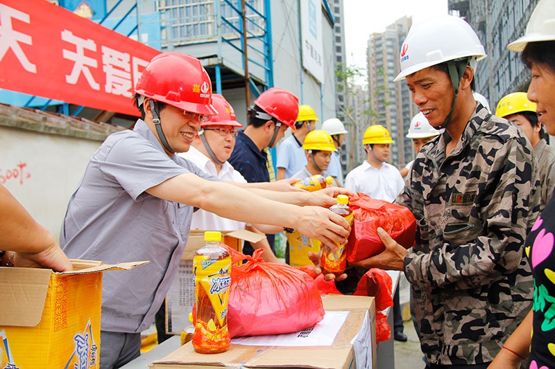 控股集團(tuán)監(jiān)事會(huì)主席方躍峰一行到裝飾集團(tuán)進(jìn)行高溫慰問