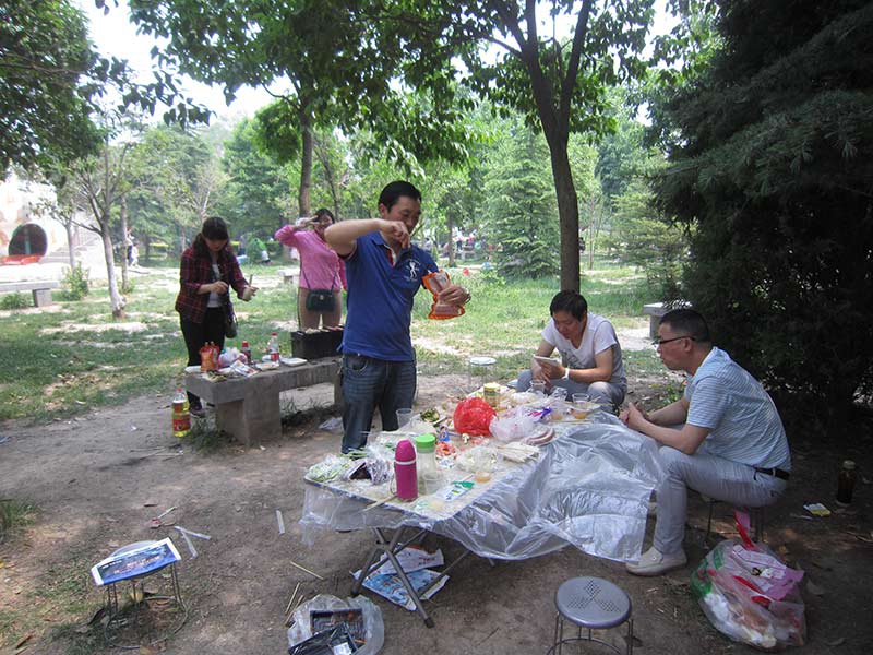 第二分公司開展戶外燒烤活動